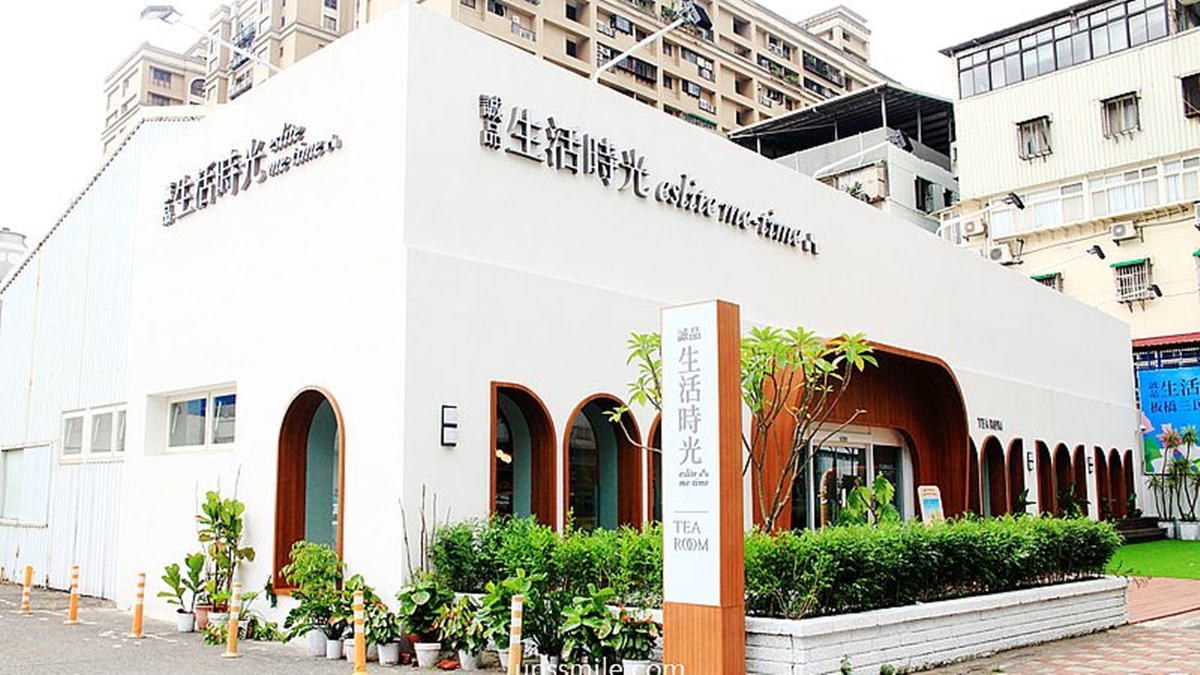 「誠品生活時光板橋三民店」打造純白獨棟的綠意庭園建築。（圖片來源：UPSSMILE向上的微笑萍子）