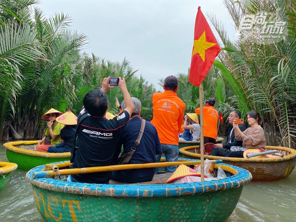 嗨咖必玩！越南超狂椰子船體驗「水上電子花車」，還能動手做春捲、芒果沙拉