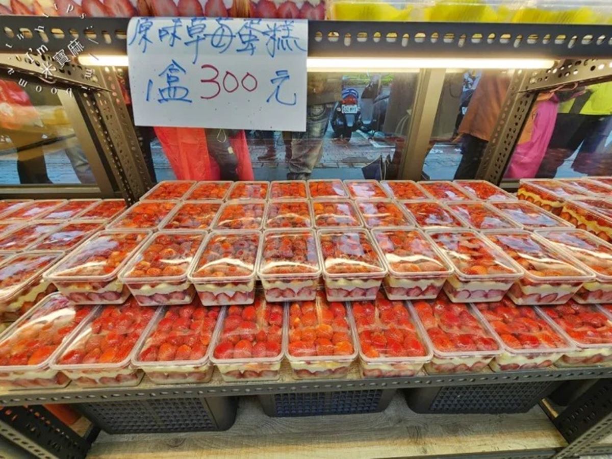 人潮滿到隔壁小巷！板橋「爆量草莓寶盒」每年都賣翻，24顆草莓塞到滿僅300元