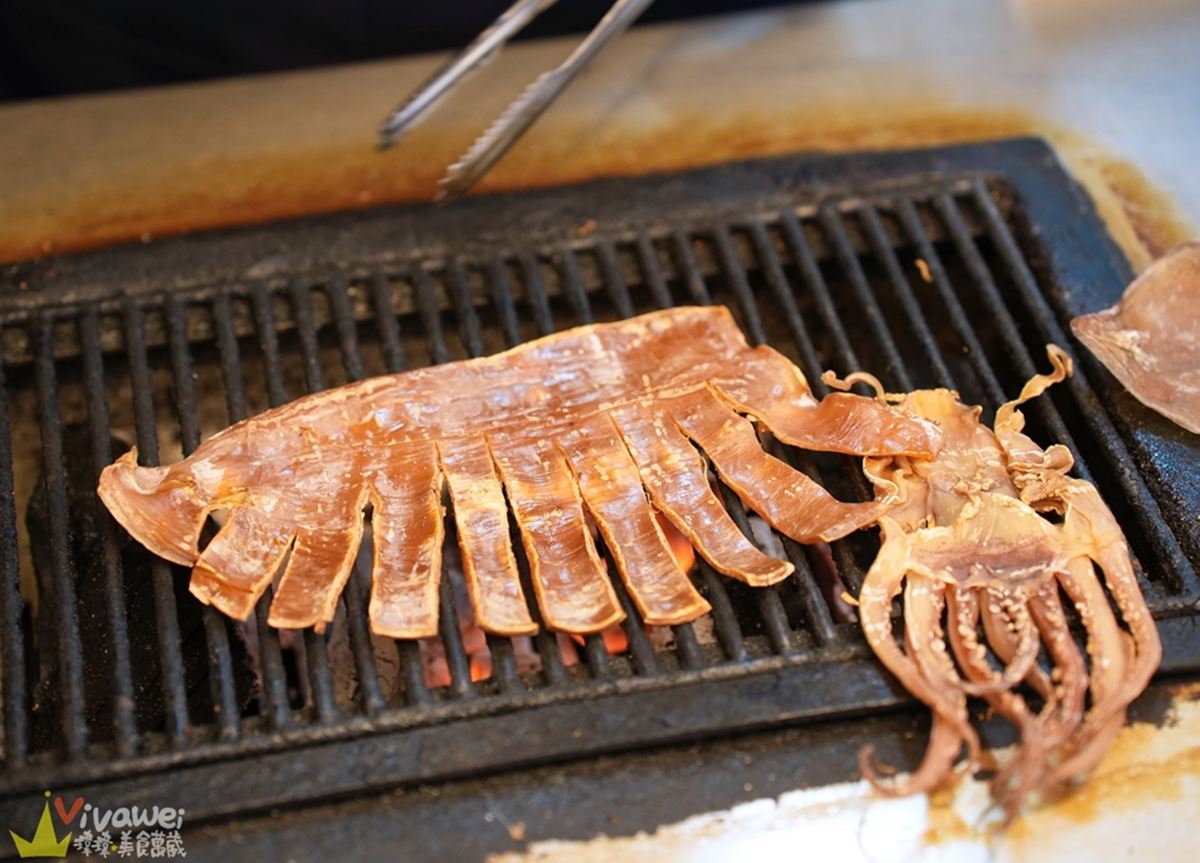 古早味「炭烤乾魷魚」吃過沒？新竹30年老攤現點現烤，祕醬口味愈嚼愈唰嘴