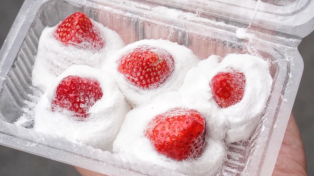 一顆顆現點現包的「草莓龍鬚糖」好療癒。（圖片來源：阿華田的美食日記）