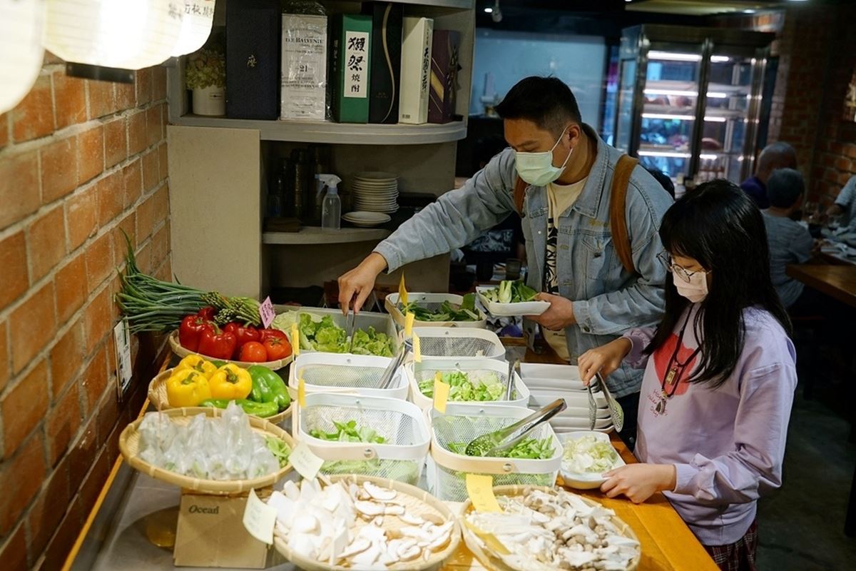 蔬菜任夾吃到飽！台北「高CP值鐵板燒」免500元爽嗑和牛，再享白飯、湯無限續
