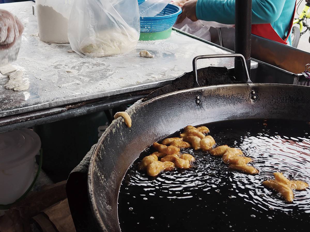 去泰國別只吃香蕉煎餅！吃這５樣小吃才內行：「)(」形油條、酸味炭火香腸