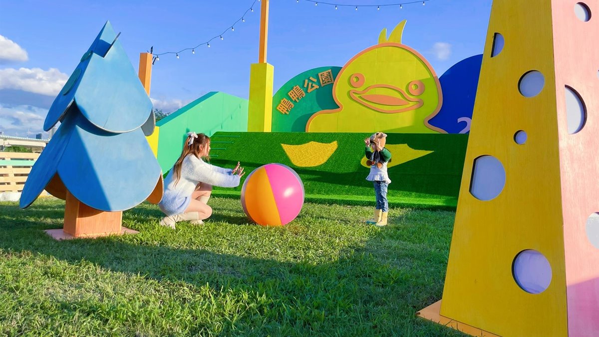 今年鴨鴨地景藝術展推出全國首座長達25公尺的「巨型小鴨彈珠台」。（圖片來源：珍太妃旅遊親子生活）