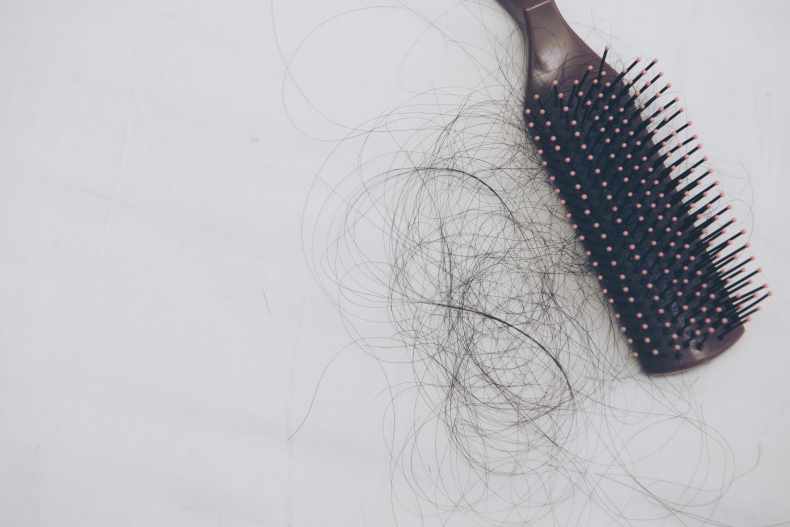 頭髮狂掉怎麼辦？4種常見落髮原因，這情況的掉髮竟不可逆？