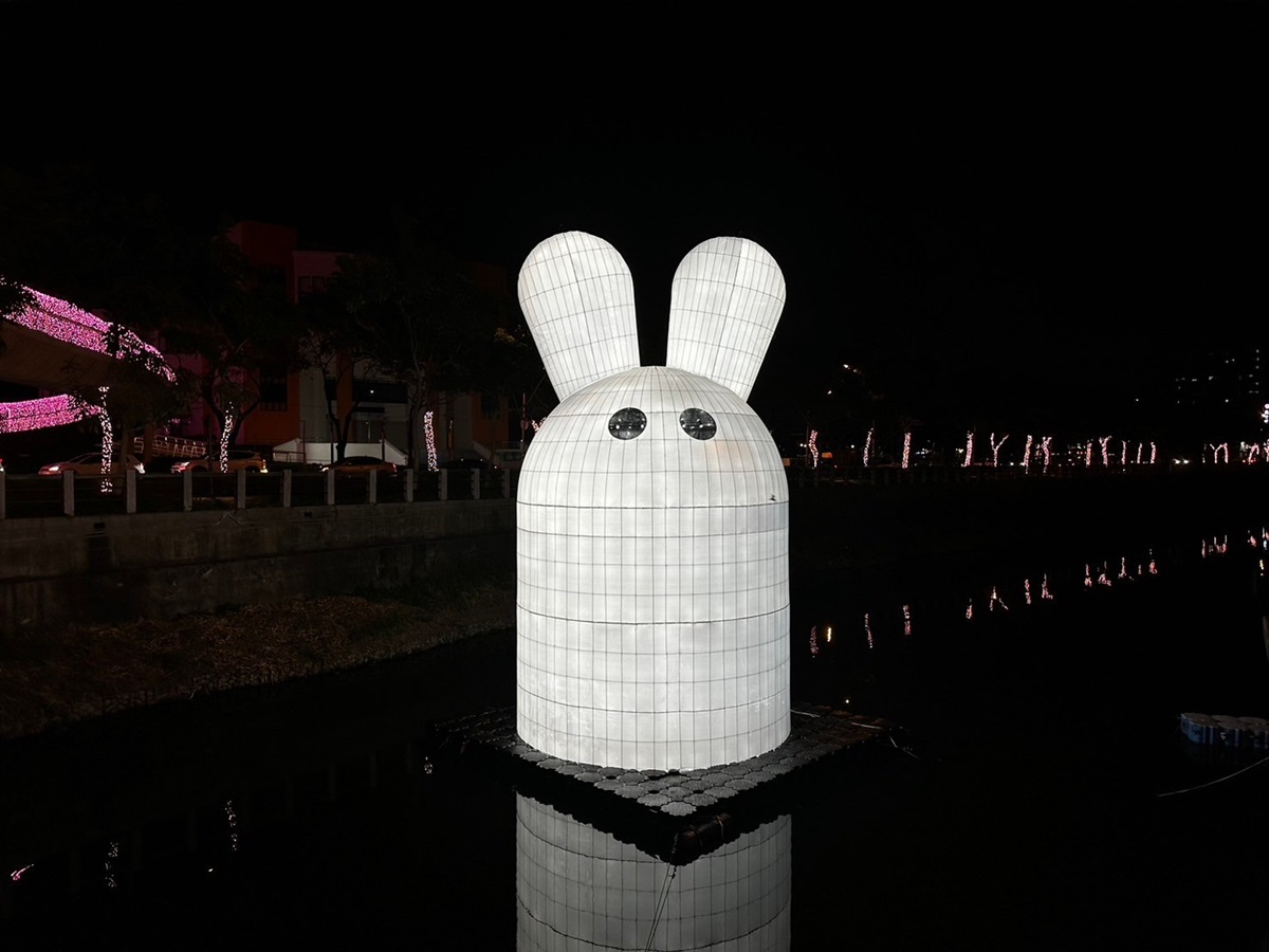 挑戰兔年最萌燈會！巨型玉兔在「2023屏東燈節」，免費領兔兔提燈、逛快閃市集