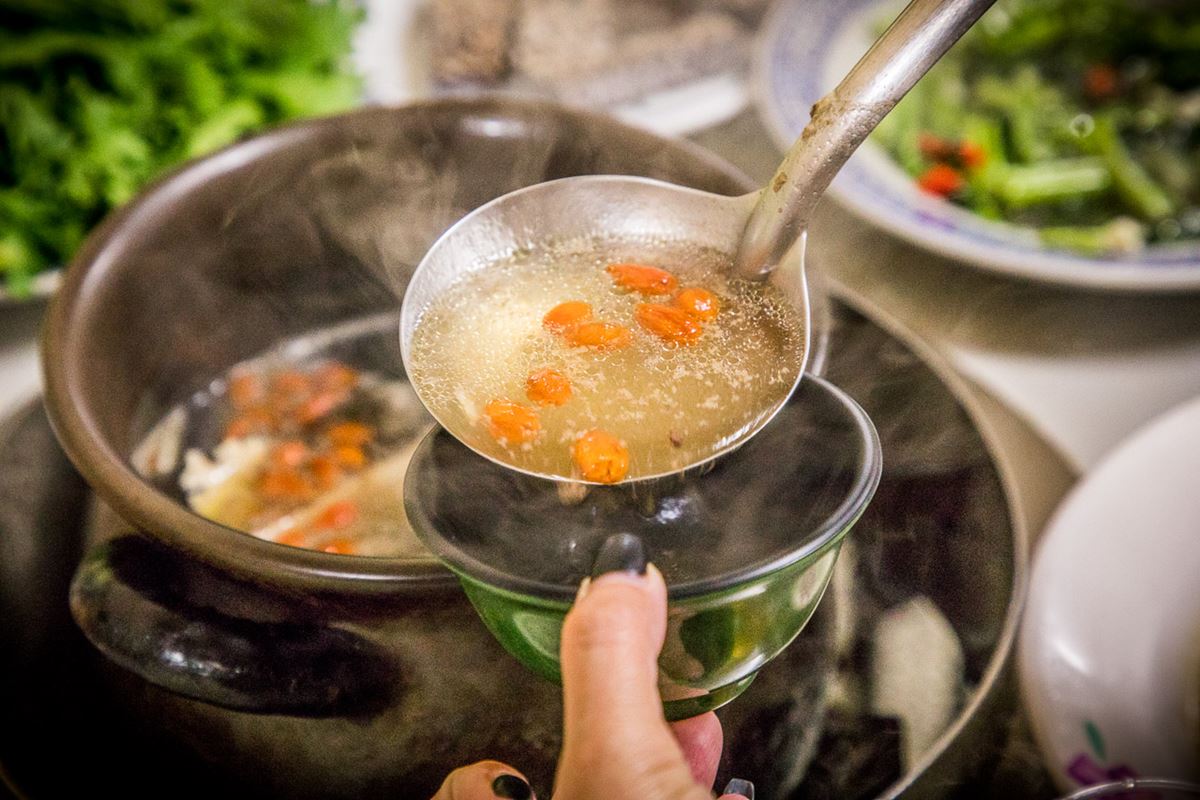 冬季天天爆滿！台中高分「陶甕燒酒雞」免費無限加湯，爽嗑烏骨雞肉一吃就暖