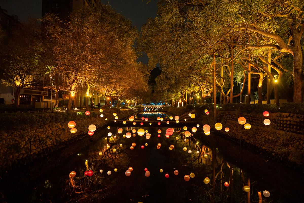 到處都有兔兔！「2023新竹燈會」點亮東門城、護城河，跨河兔燈、米洗兔萌翻
