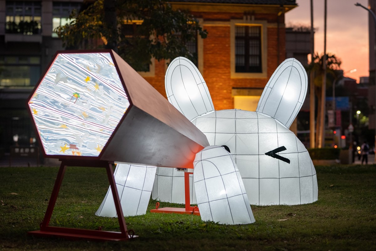 到處都有兔兔！「2023新竹燈會」點亮東門城、護城河，跨河兔燈、米洗兔萌翻