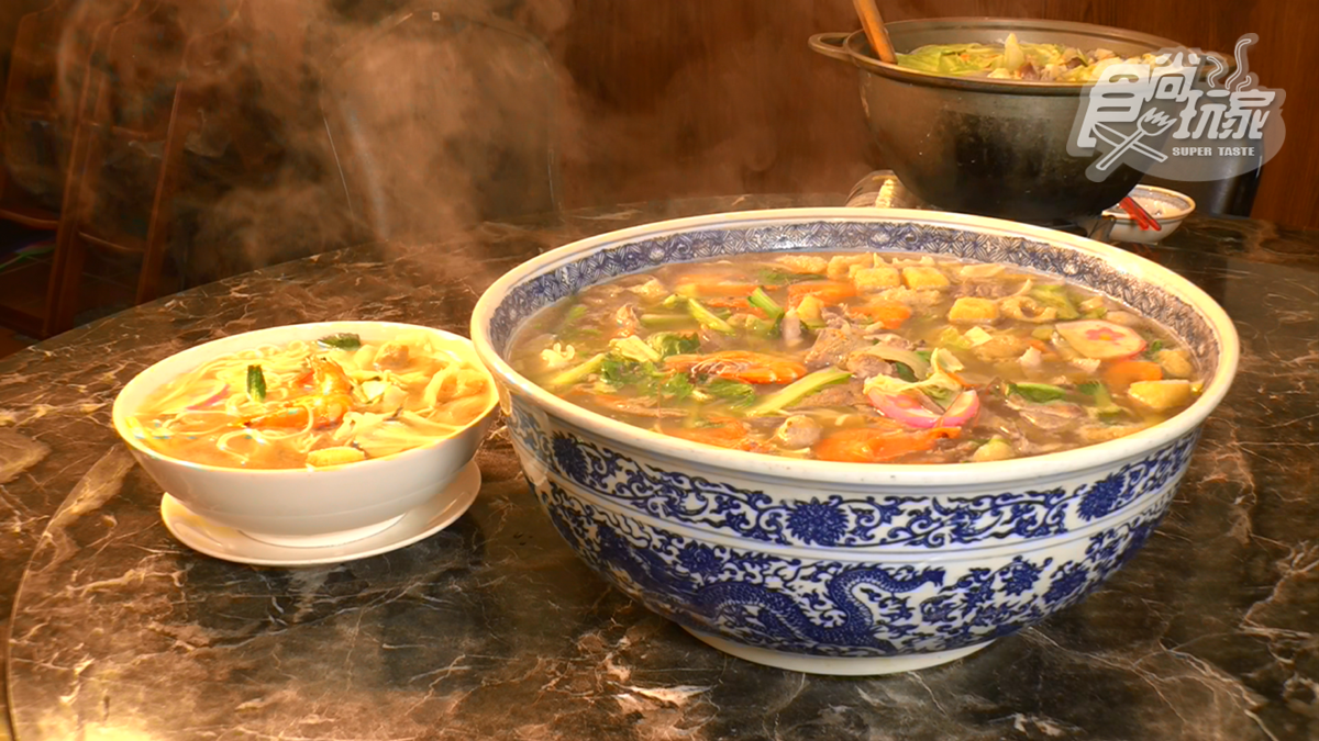 「巨無霸什錦麵」加入滿滿的鮮蝦、豬肝、蛤蜊、小魚乾等配料。