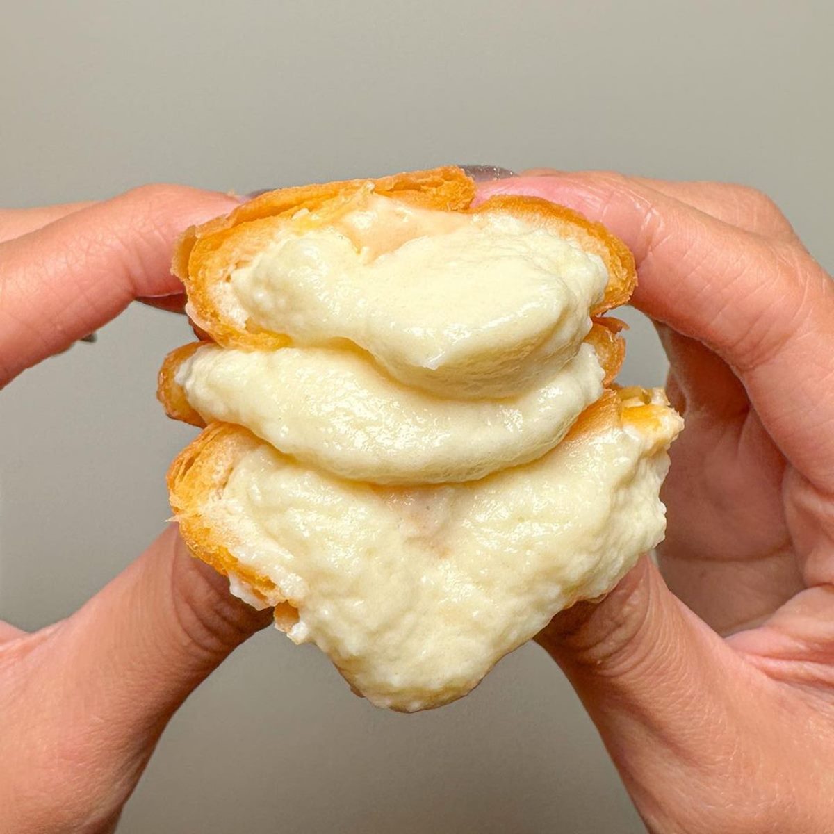 麥當勞蘋果派新對手！摩斯漢堡最新「乳酪卡士達米派」，滿滿奶油內餡超爆漿