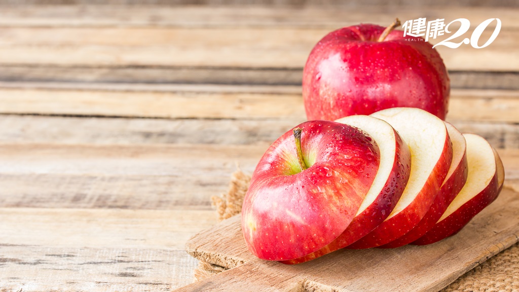 蘋果切法都錯了！「這樣切」保留更多營養 便祕、腹瀉吃法不同 去除蘋果蠟1招管用
