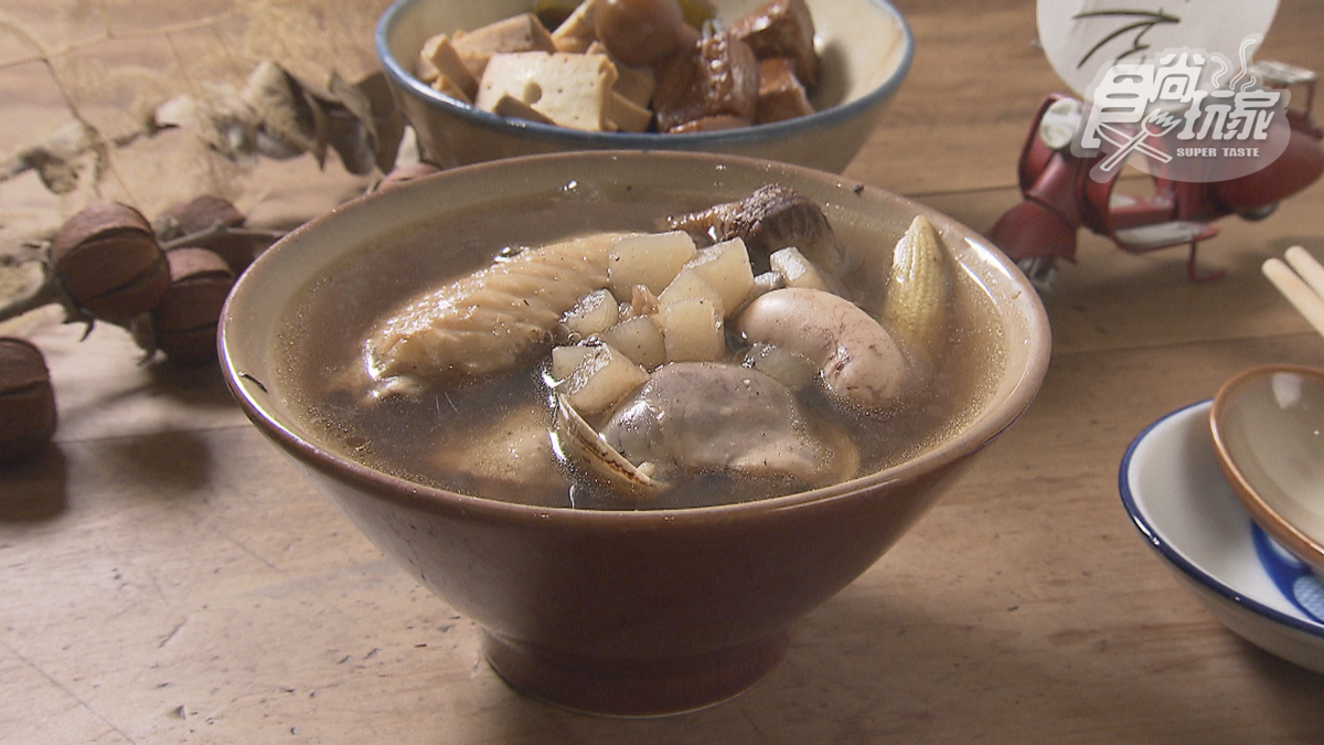 「黑金老菜脯蛤蜊雞湯」選用醃製40多年的珍貴老菜脯熬煮而成。