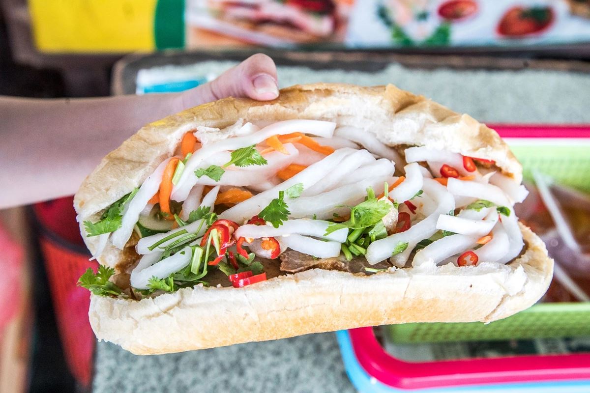 大排長龍也要嗑！桃園最強「越南法國麵包」是這家，爆量醃蘿蔔＋肉排超唰嘴