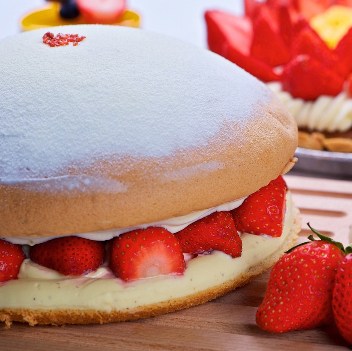 刷爆IG！超狂麵包坊22公分巨無霸「草莓劍龍」，還有超逼真「釋迦蛋糕」可吃