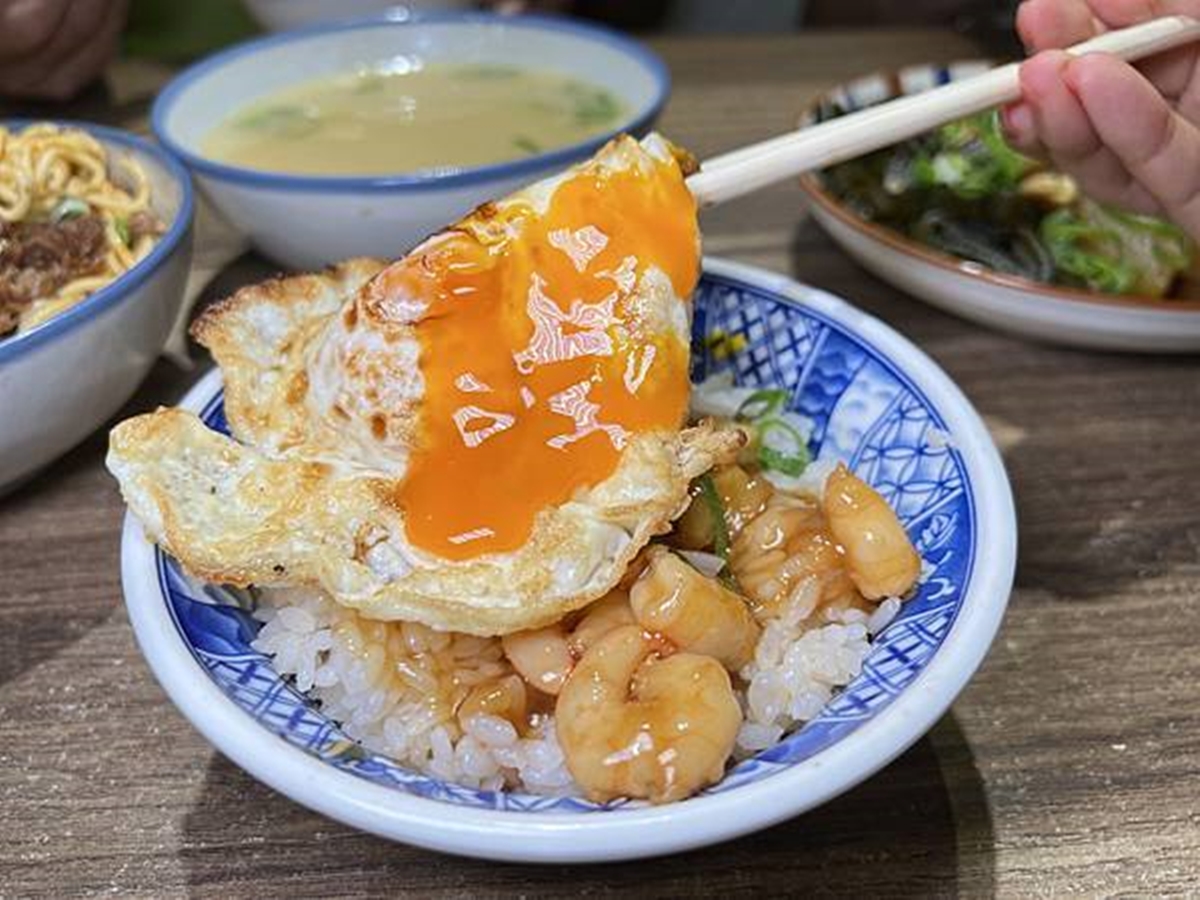 好吃到周董也朝聖！「台北第一蝦仁飯」暴紅吃法必搭半熟蛋，用餐人潮天天滿