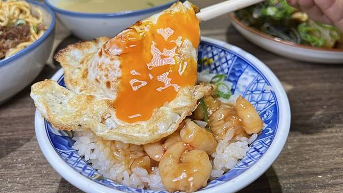 「極品好蝦炊飯」推薦必搭配半熟蛋，是IG暴紅的吃法。（圖片來源：蛋寶趴趴go）