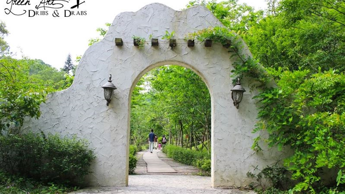 園區入口處有個白色可愛的小拱門。（圖片來源：Dribs & Drabs）