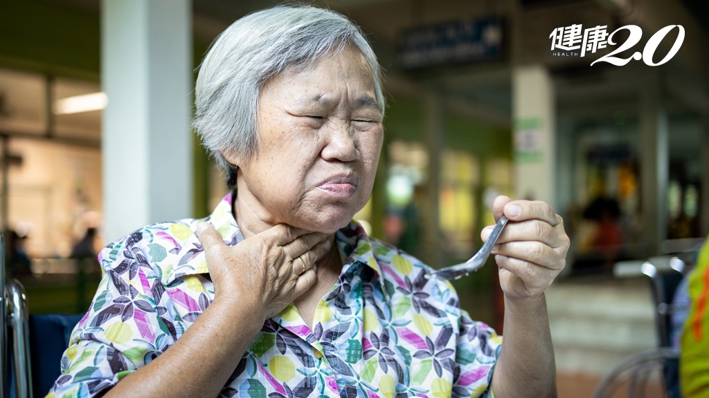 老人家常噎到 可能是「退化」前兆！過年吃美食預防卡喉嚨 醫建議這樣做