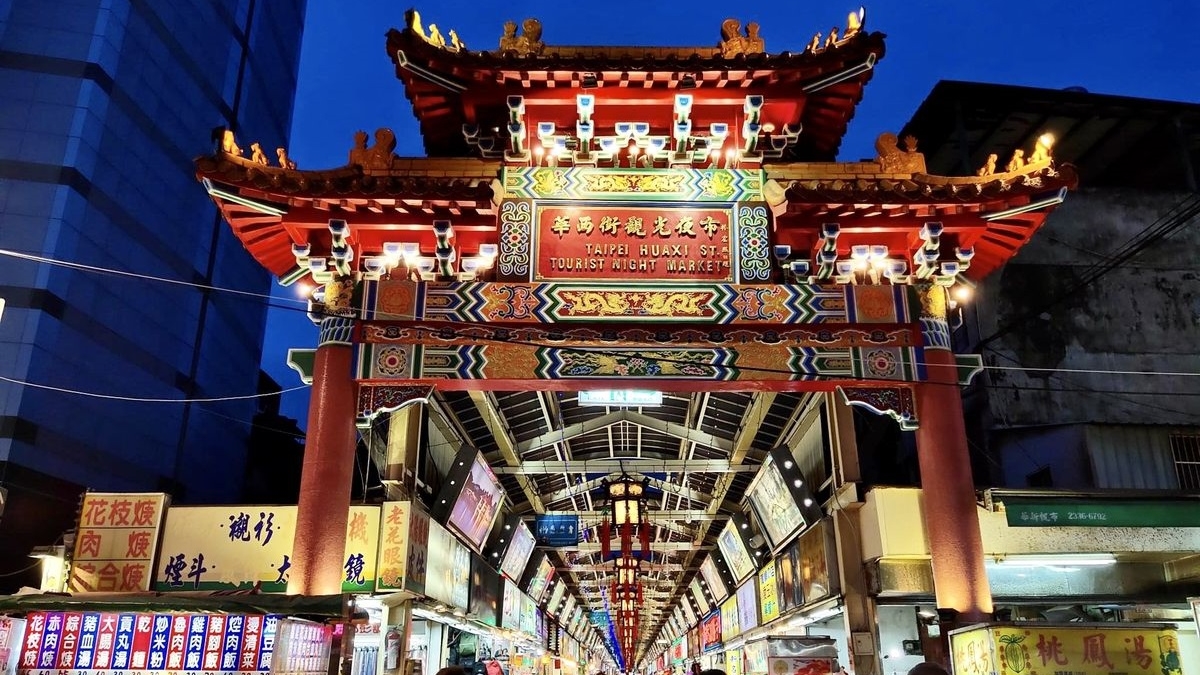 「華西街夜市」是台北一大著名的觀光夜市，國片《艋舺》也曾在此取景拍攝。（圖片來源：貓大爺）