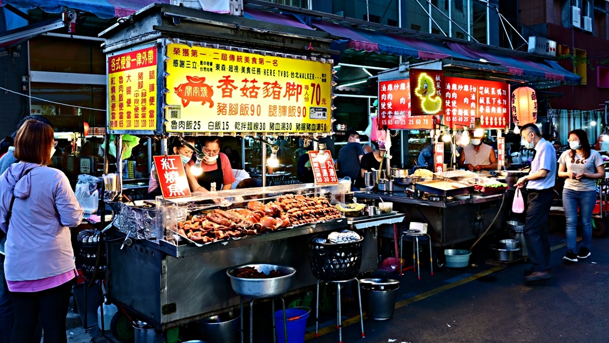 萬華「梧州街夜市」不算長，卻藏有許多美食。（圖片來源：吳大妮的生活筆記本）