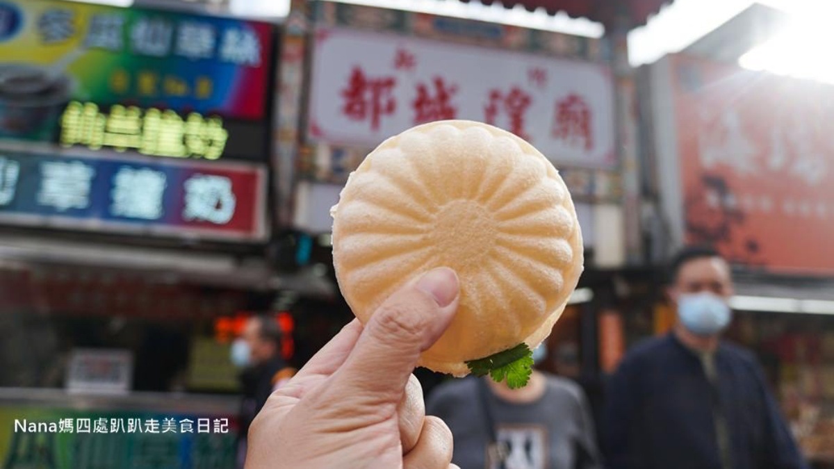 新竹特有的「白色麥芽餅」是金曲女神田馥甄最愛的古早味點心。（圖片來源：NANA媽四處趴趴走美食日記）