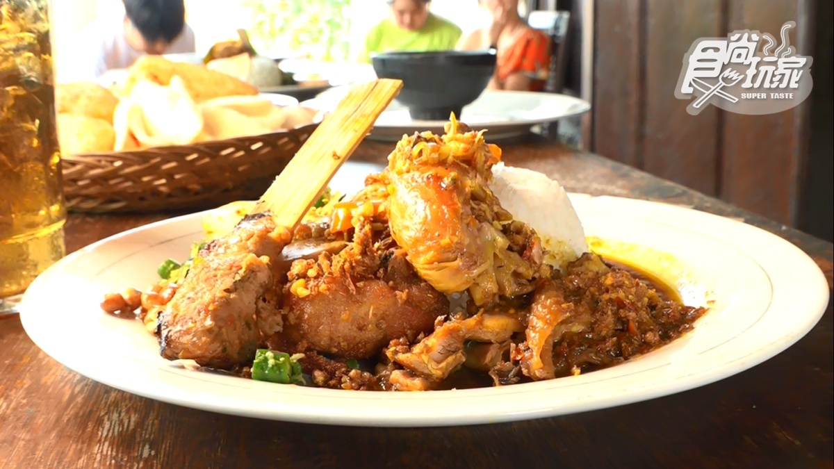 「豪華版雞肉飯」份量十足，很像峇里島版親子丼。