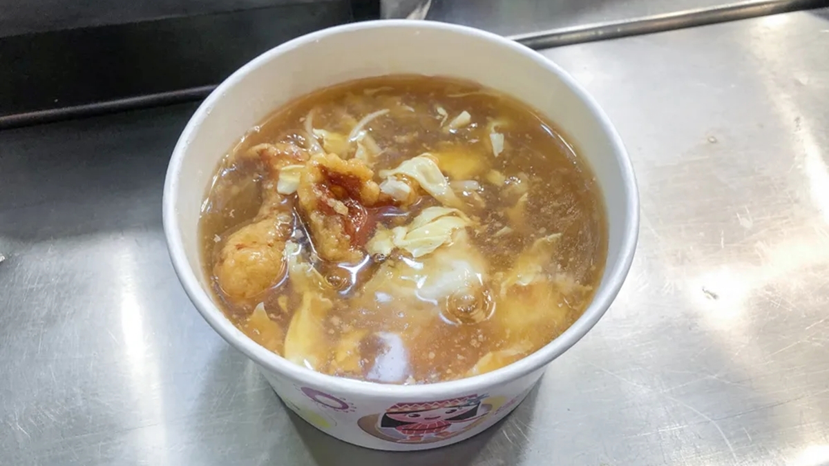 「三鮮羹」裡頭有土魠魚、蝦仁和魷魚，湯頭是台南傳統濃稠偏甜的口味。（圖片來源：依娜的漫慢拾旅）
