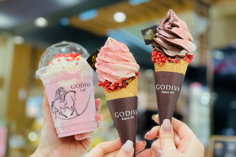 GODIVA極致夢幻「草莓巧克力霜淇淋」今起爆濃回歸！再喝粉嫩嫩「草莓奶昔」一秒愛了