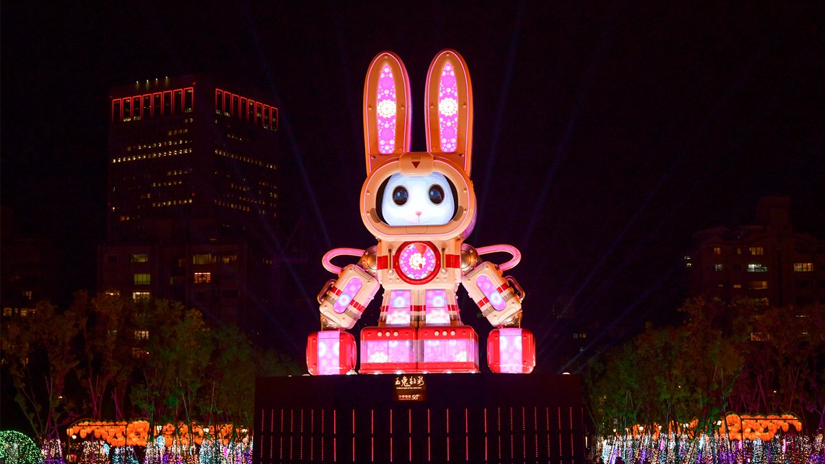 兔兔攻占台北！「2023台灣燈會」３大最萌賞燈路線：３層樓禮物盒、軟萌光兔