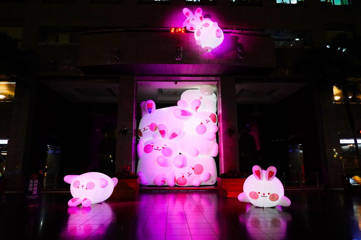 兔兔攻占台北！「2023台灣燈會」３大最萌賞燈路線：３層樓禮物盒、軟萌光兔