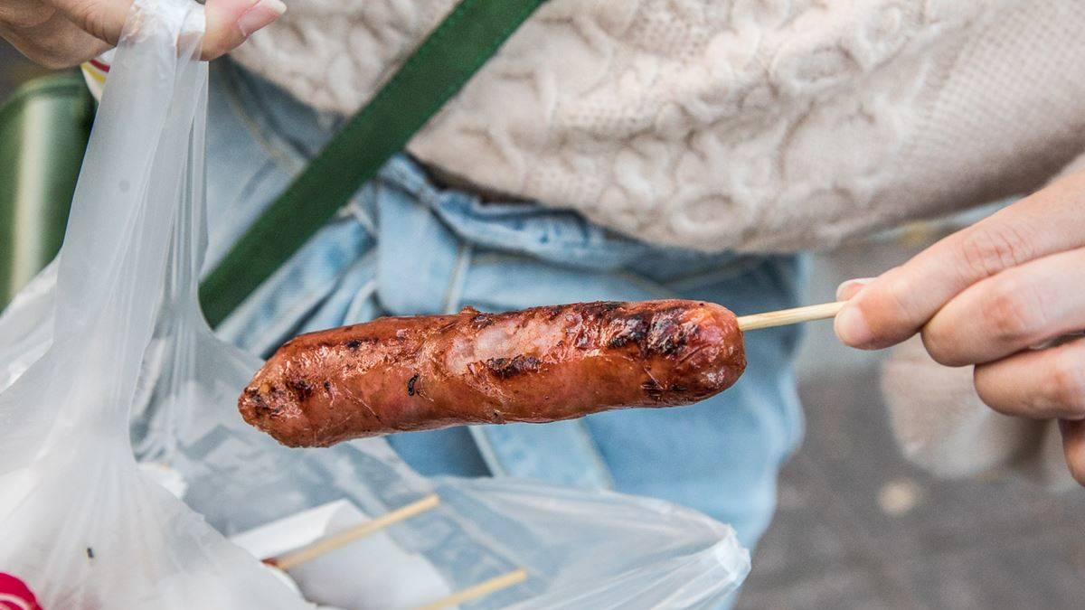 台北「最狂排隊香腸攤」在這！熟客１次狂掃50條，自製香腸炭火現烤一咬爆汁