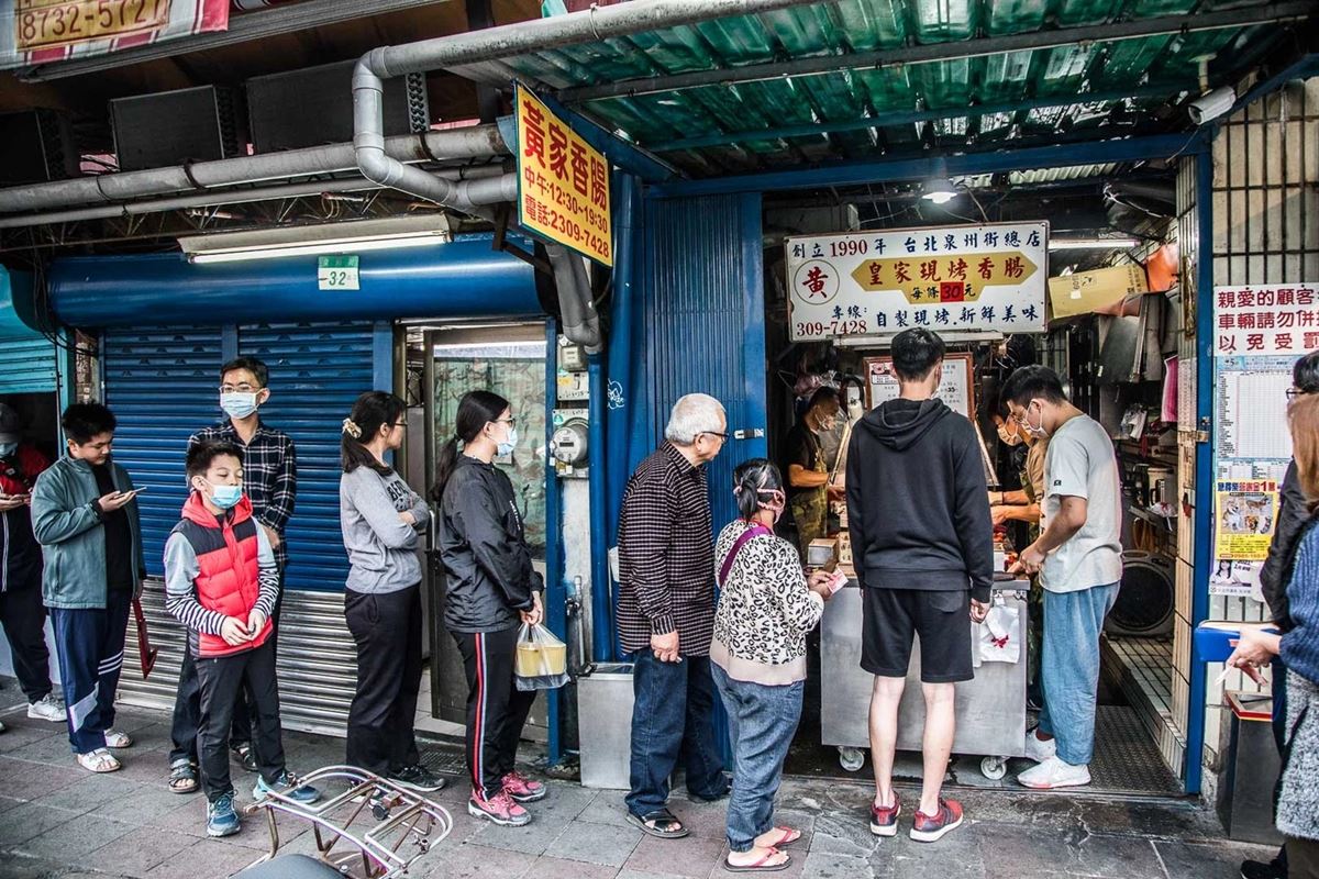 台北「最狂排隊香腸攤」在這！熟客１次狂掃50條，自製香腸炭火現烤一咬爆汁