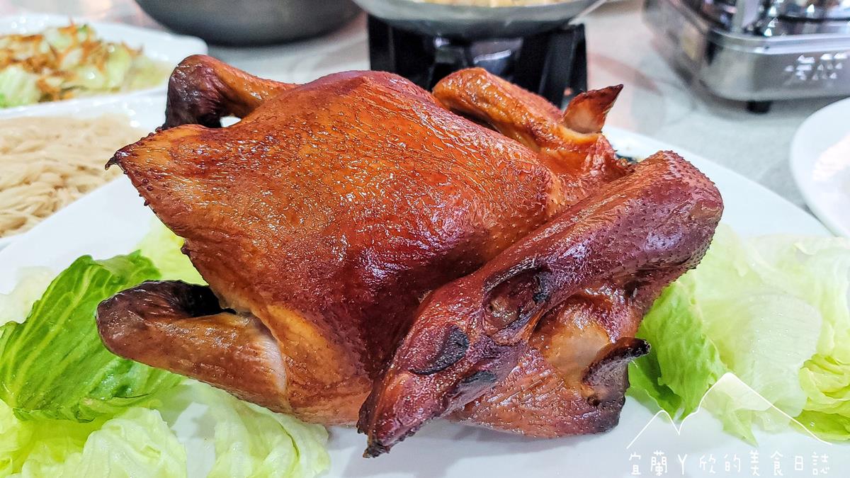 「大仁哥桶仔雞」選用溫體黑羽土雞，加特製中藥粉醃製，炭火直烤。（圖片來源：宜蘭ㄚ欣的美食日誌）