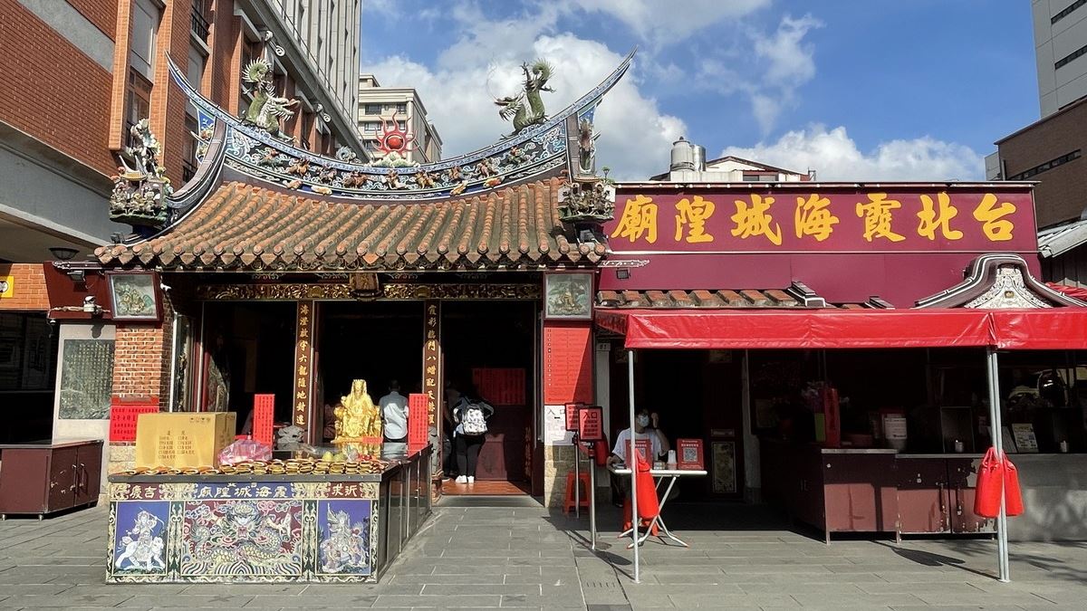 「台北霞海城隍廟」位於大稻埕迪化老街。（圖片來源：貓大爺部落格）