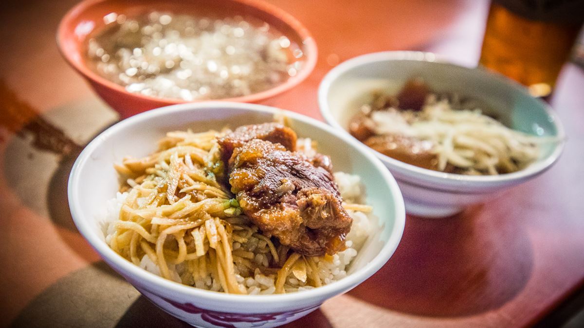 雲林北港美食宵夜「阿敏蟳羹小排飯」，是在地七十幾年老店美食。（圖片來源：大手牽小手。玩樂趣）