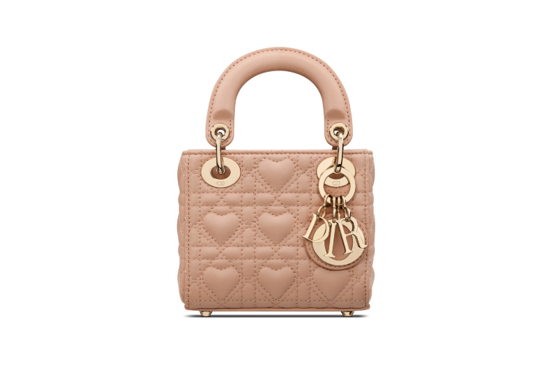 ▲DIOR Lady Dior 玫瑰粉愛心籐格紋羊皮微型提包，NT.110,000