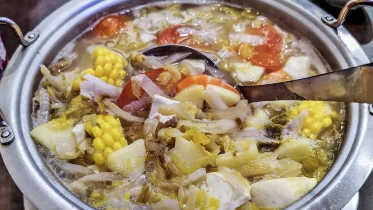 「勝二鍋」推出驚人大分量酸菜白肉鍋。(圖片來源：阿綿吃FUN最大)