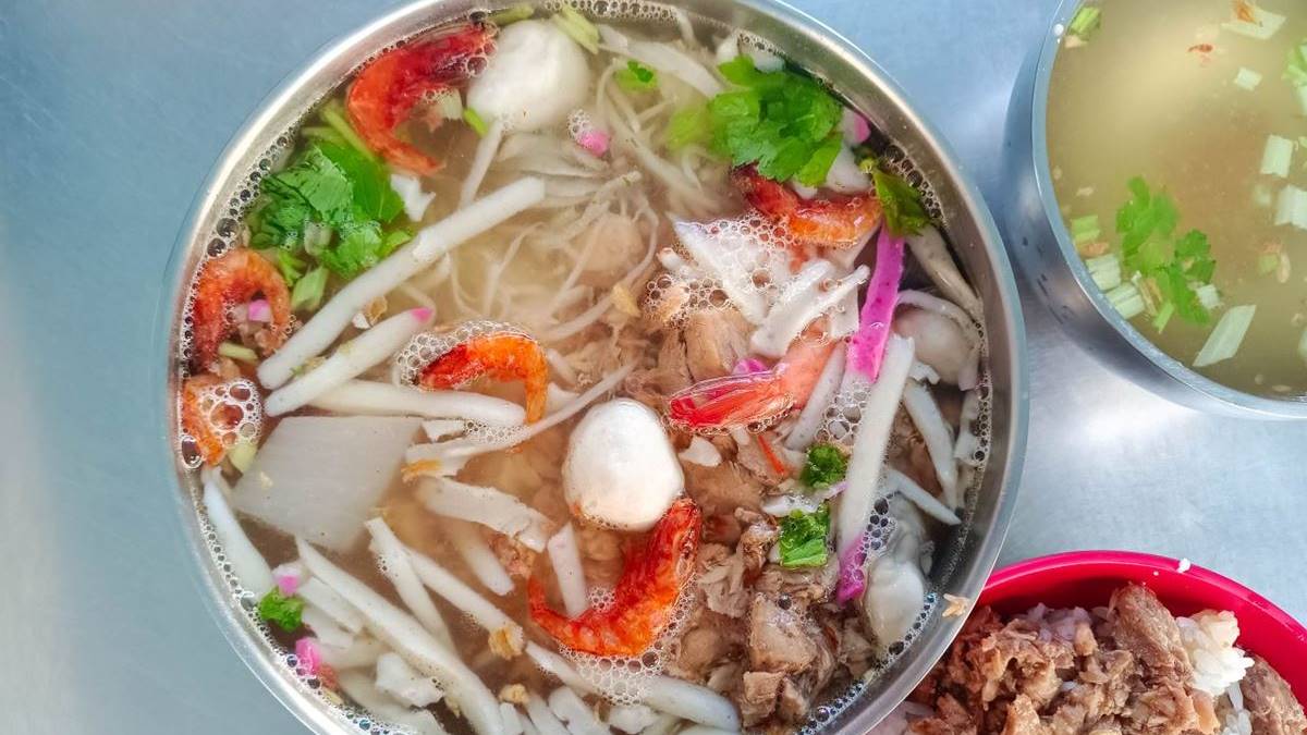 「飯湯」是源自屏東的美食，內含滿滿配料，吃起來相當飽足。（圖片來源：Nancy將的生活筆計本）