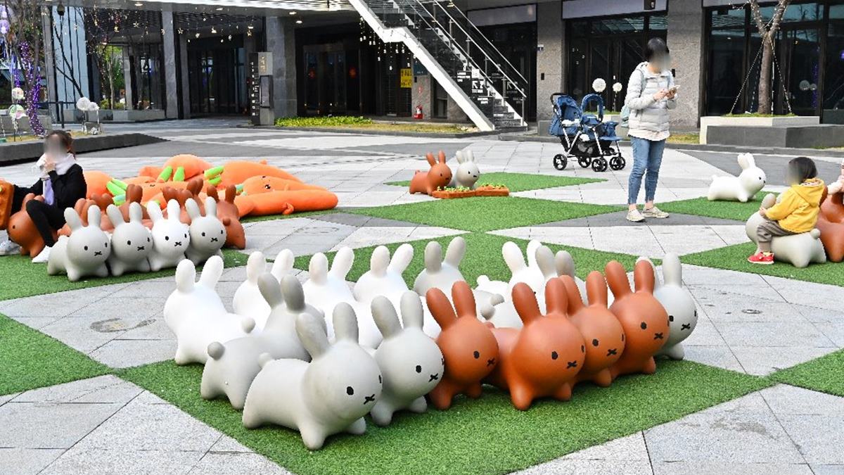 今年兔年推出超應景的「兔飛萌進」室外裝置藝術。（圖片來源：糖糖‘s享食生活）
