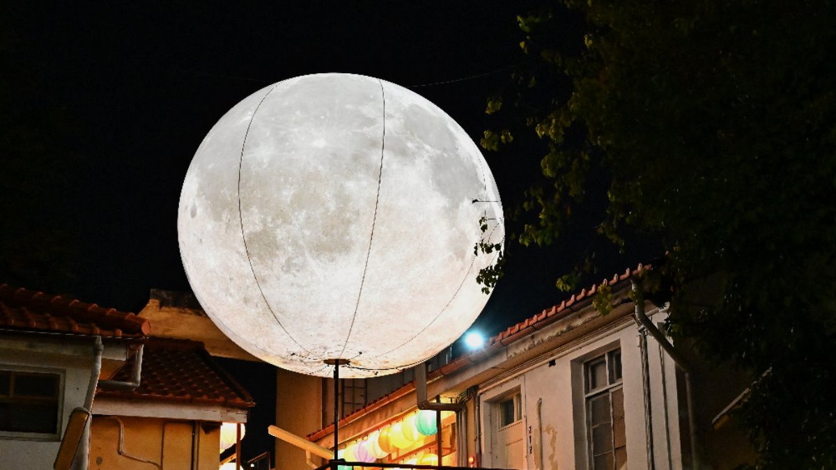 審計新村２樓處出現了１顆超大月亮。（圖片來源：糖糖’s 享食生活）