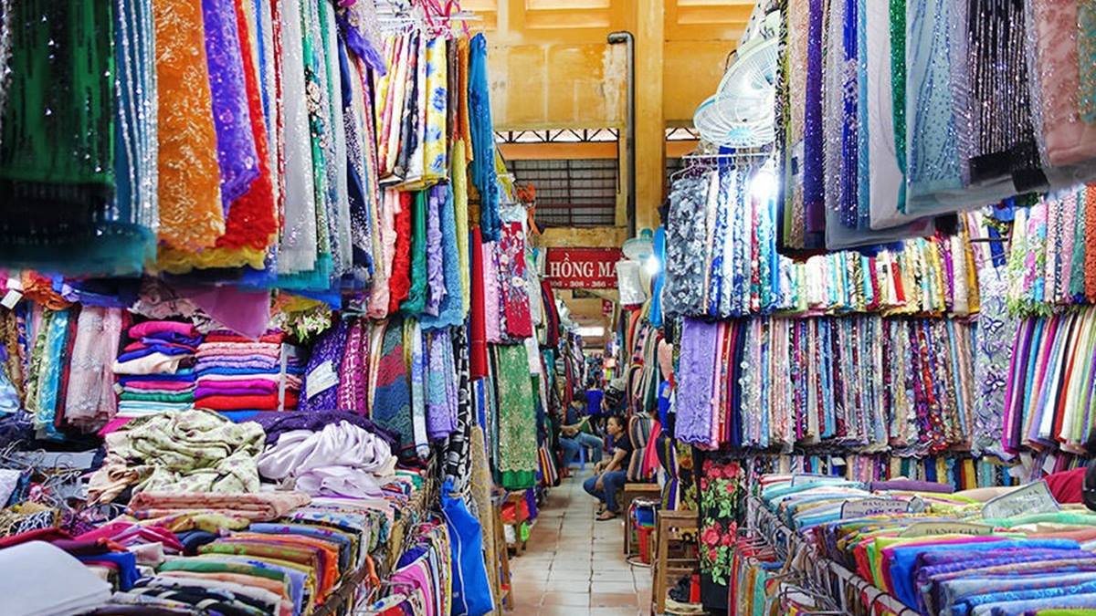 西側大門最多成衣和絲綢錦緞布料，真是琳瑯滿目不輸給台北的永樂布市。（圖片來源：披著虎皮的貓）