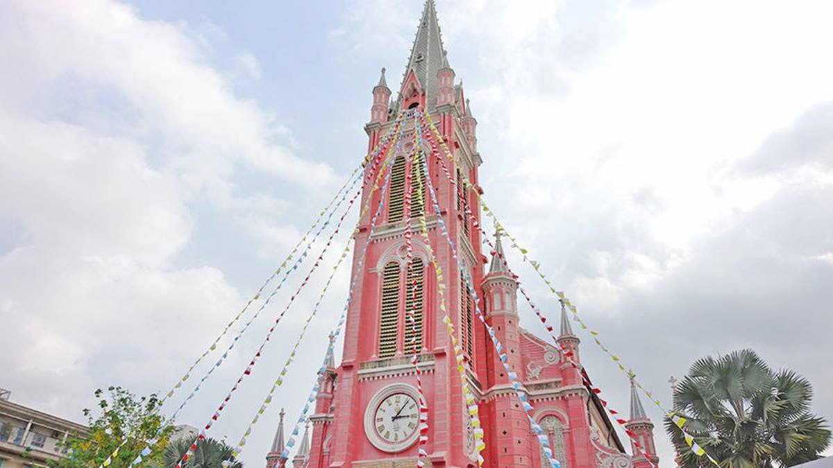 「耶穌聖心堂」又稱粉紅教堂，是胡志明第２大的天主教堂。（圖片來源：披著虎皮的貓）