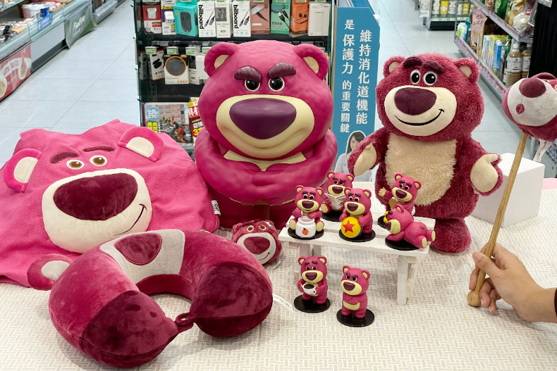 全家集點7款「粉嫩熊抱哥小物」還有草莓香：超Ｑ玩偶會跳舞、童趣存錢筒、少女包