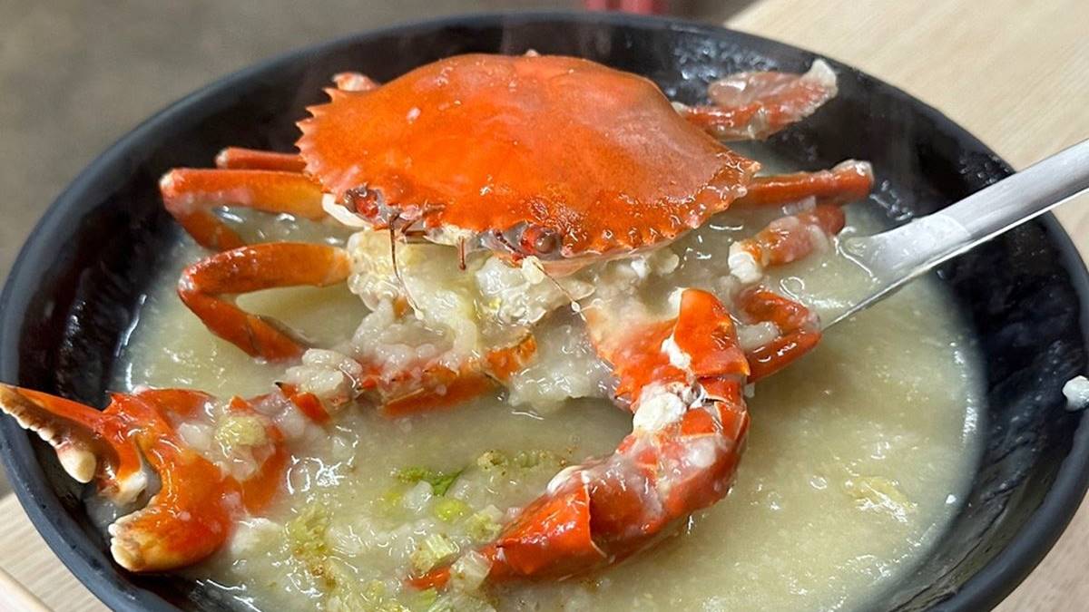 菜蟳螃蟹粥吃起來不錯，肉質不算少，蟹黃融入粥品裡頭真是有夠香！（圖片來源：熱血玩台南。跳躍新世界）