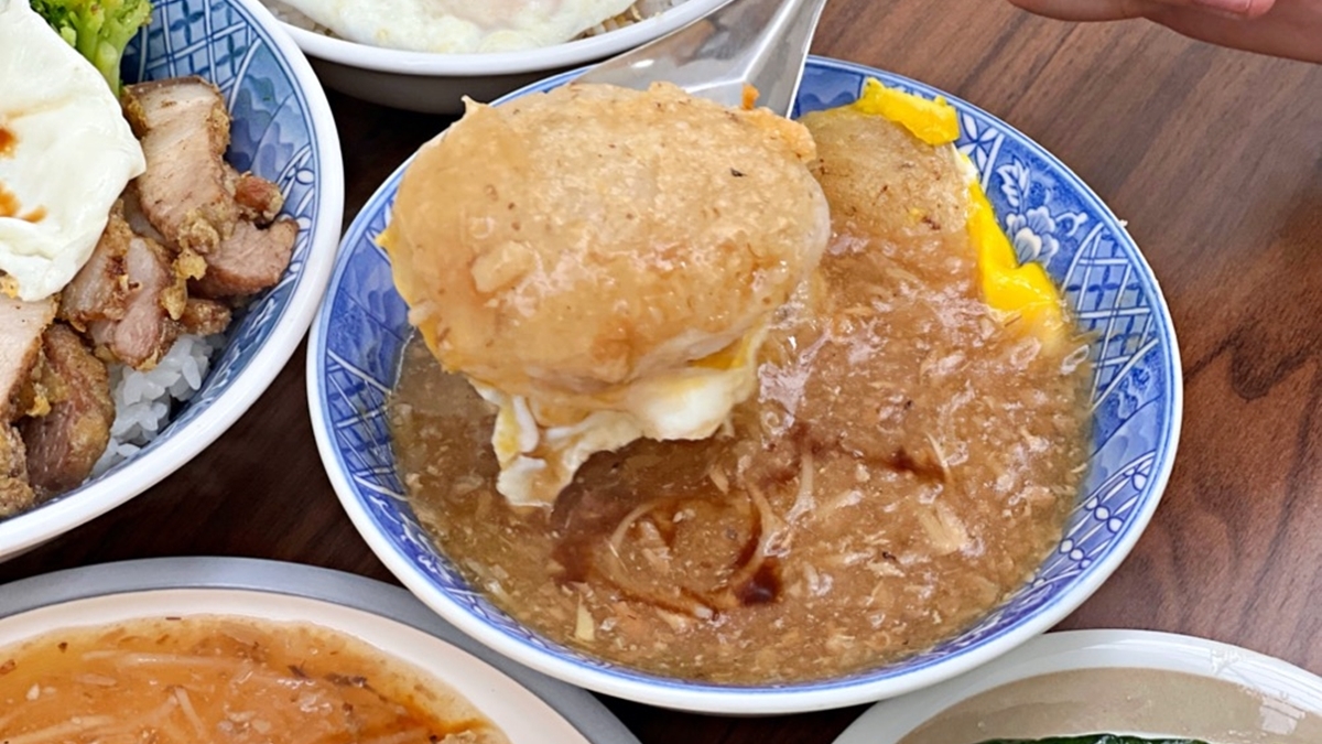 「米粿羹」煎得恰恰的米粿外酥內軟，搭配筍絲肉燥羹十分夠味。（圖片來源：愛麗絲的吃不停人生）