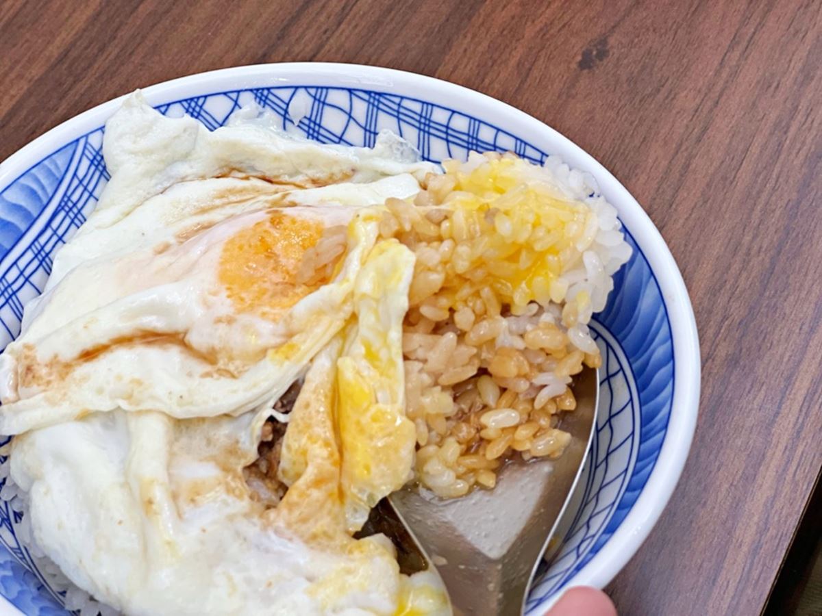 台南早餐不只牛肉湯！市場超夯「黃金米粿」晚來吃不到，搭半熟蛋瀑布太銷魂