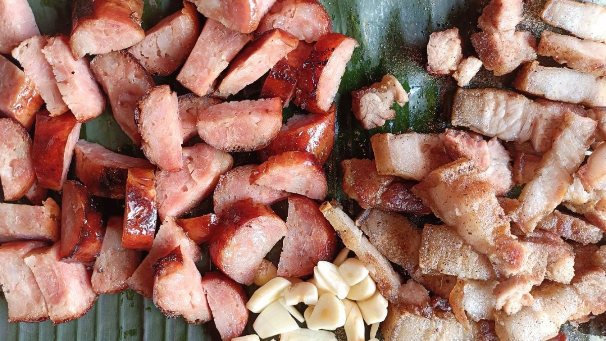 「鄒族原木烤肉＋山地大香腸」是相當下飯的好夥伴。（圖片來源：Vicky媽媽的遊樂園）