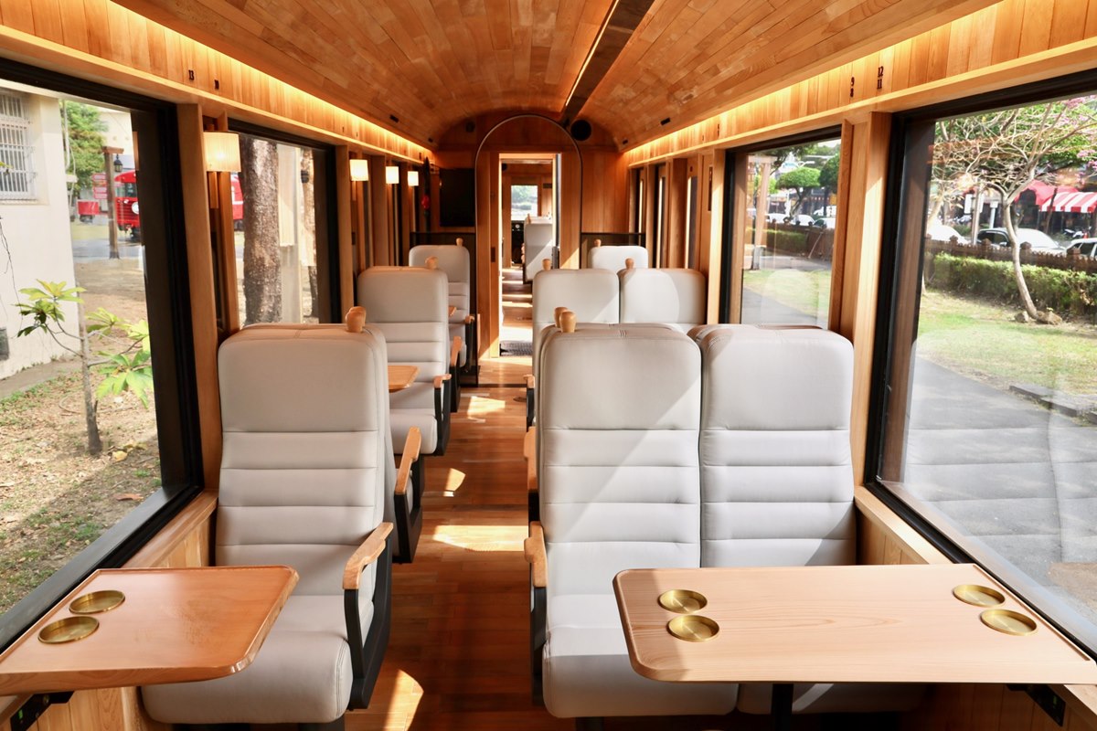鐵道迷必追！阿里山最美車廂「福森號」新亮相，溫潤檜木＋柔和燈光質感爆棚