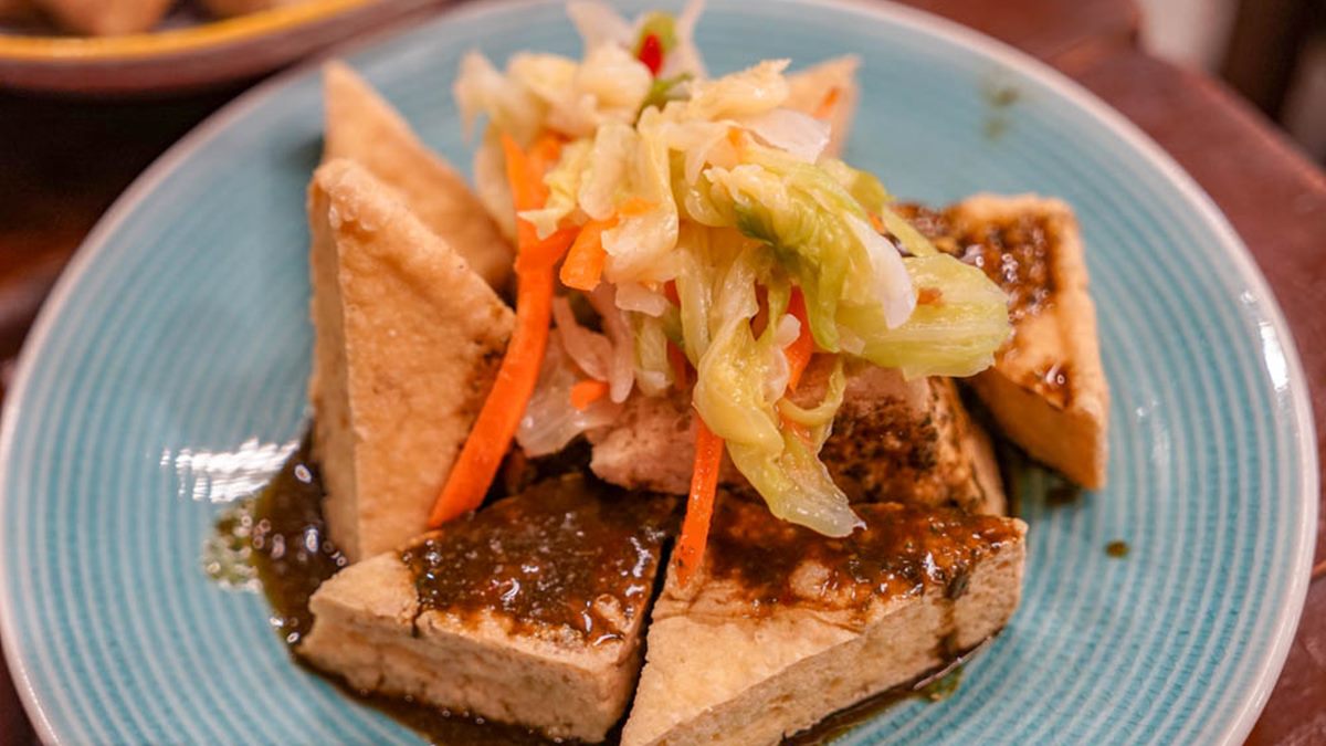 古早味臭豆腐有淋上醬汁，搭配爽脆台式泡菜（圖片來源：螞蟻幫的櫥櫃）
